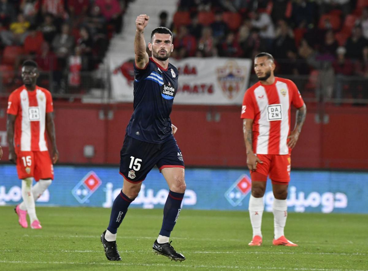 Pablo Vázquez celebra el 1-1, a la postre insuficiente para el equipo coruñés. |  LOF | LOF