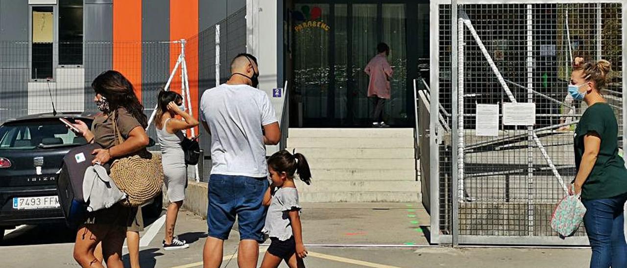 Familias a la salida de clase en la escuela infantil de O Hío, en Cangas.   // S.Á.