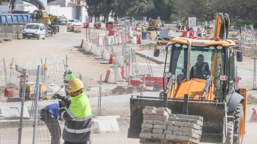 Las obras se están ejecutando en este momento en la zona que bordea el cementerio de Torrevieja, por donde pasa la red eléctrica subterránea.