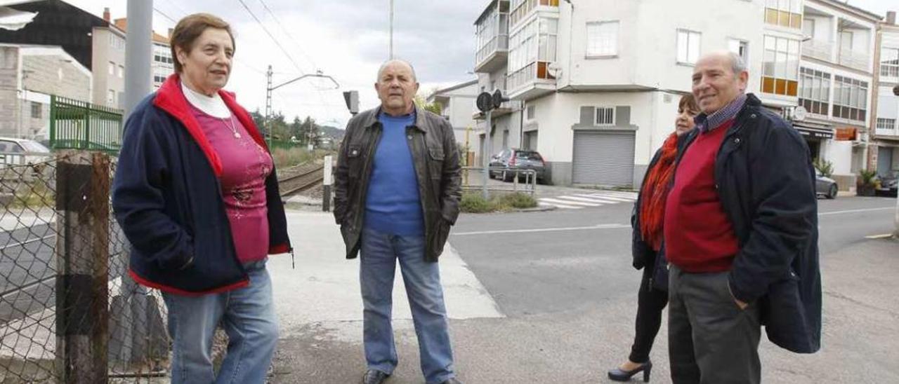 Áurea Vázquez, Manuel Rodríguez y Francisco Díaz. Al fondo las tres viviendas a derribar . // Jesús Regal