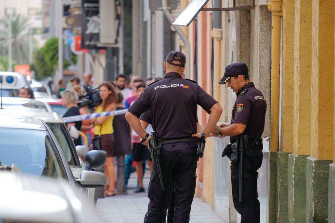 Los investigadores acordonaron toda la calle donde murió el menor y fue atacada la mujer