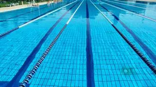 ¡Al agua patos! Curiosos bañistas de Sevilla inauguran la temporada de piscinas