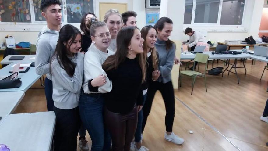 Estudiants de secundària formant-se com a talleristes