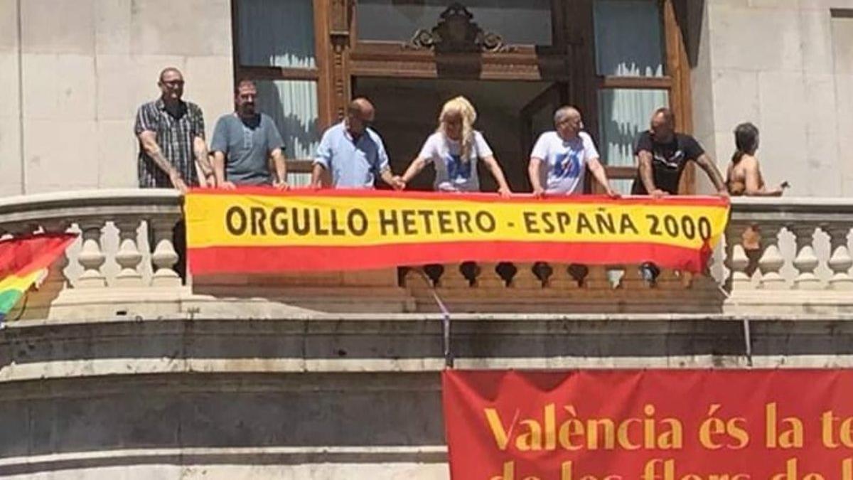 Miembros de España 2000 en el balcón del Ayuntamiento de Valencia.