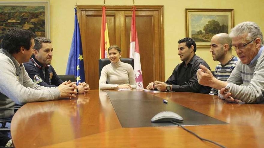 La subdelegada del Gobierno, Clara San Damián, con representantes del SUP.