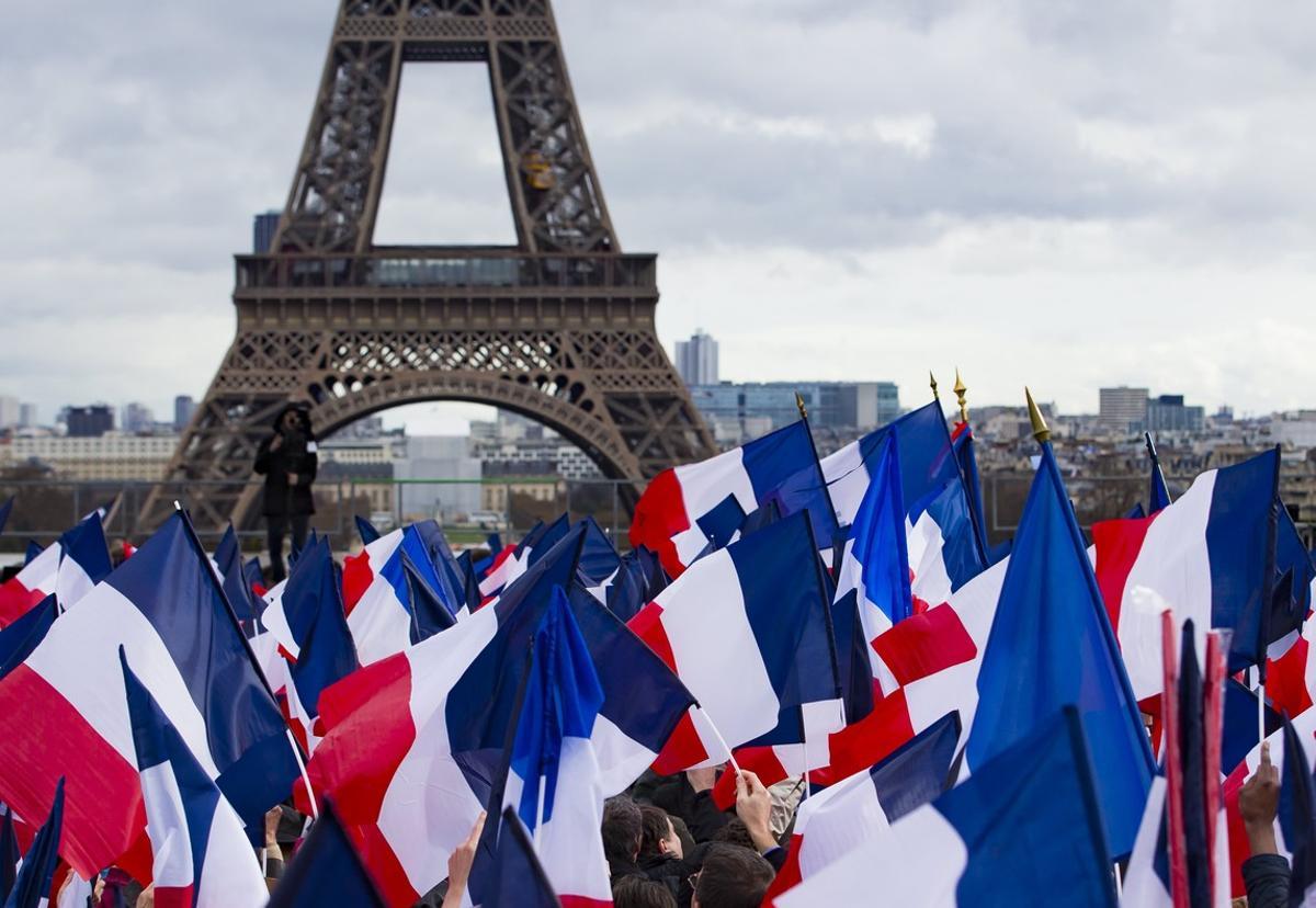 ETILAU5853. Paris (France), 05/03/2017.- Supporters of ’Les Republicains’ party candidate for the 2017 French presidential elections, Francois Fillon wave flags during a meeting organized to support him on the Place du Trocadero in Paris, France, 05 March 2017. For the past few days, the candidate has seen most of his supporters leaving as he is under justice scrutiny. France holds the first round of the 2017 presidential elections on 23 April 2017. (Elecciones, Francia) EFE/EPA/IAN LANGSDON