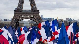 ETILAU5853. Paris (France), 05/03/2017.- Supporters of ’Les Republicains’ party candidate for the 2017 French presidential elections, Francois Fillon wave flags during a meeting organized to support him on the Place du Trocadero in Paris, France, 05 March 2017. For the past few days, the candidate has seen most of his supporters leaving as he is under justice scrutiny. France holds the first round of the 2017 presidential elections on 23 April 2017. (Elecciones, Francia) EFE/EPA/IAN LANGSDON