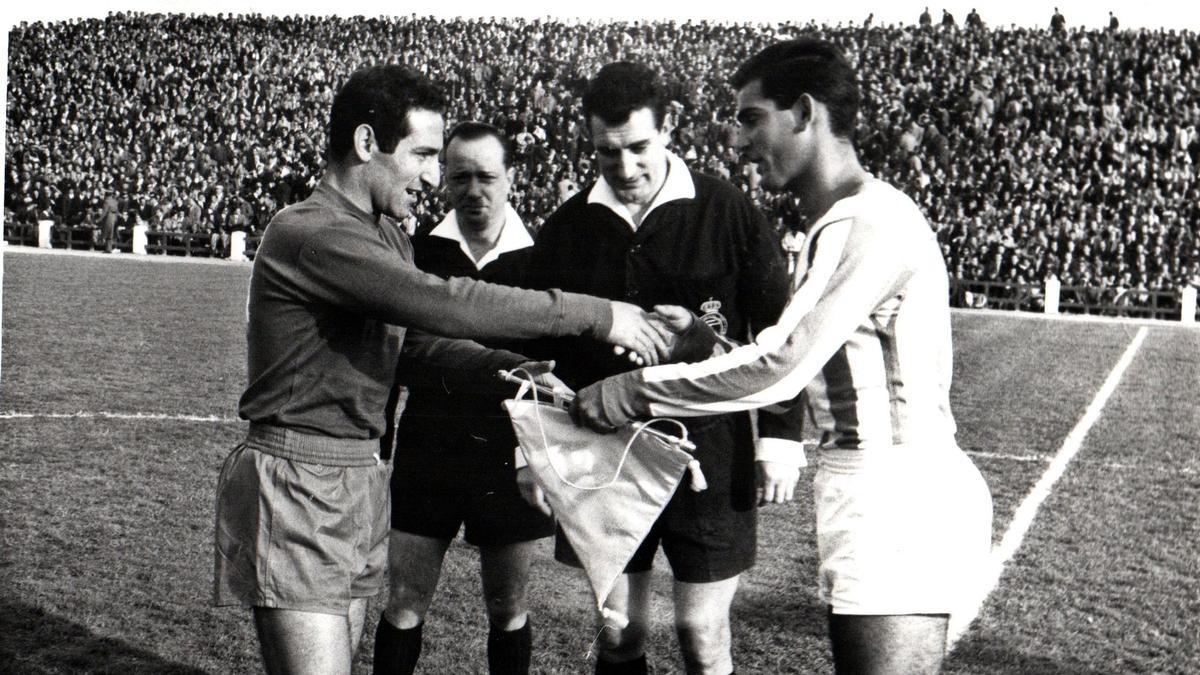 Diciembre de 1962. Paco Gento, capitán del Real Madrid, y Juanín, capitán del Córdoba CF, intercambian banderines antes de un partido en El Arcángel.
