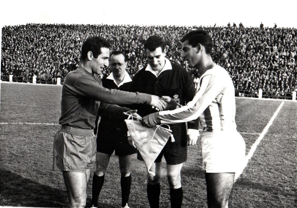 Diciembre de 1962. Paco Gento, capitán del Real Madrid, y Juanín, capitán del Córdoba CF, intercambian banderines antes de un partido en El Arcángel.