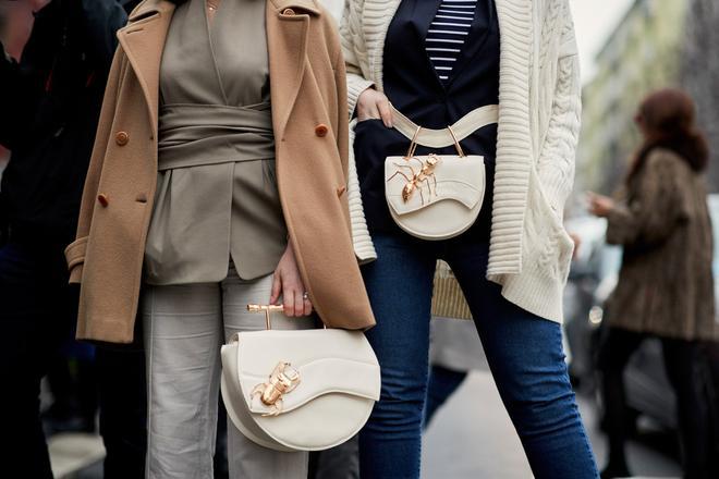 'Twinning' con accesorios a conjunto en el 'street style' de Milán