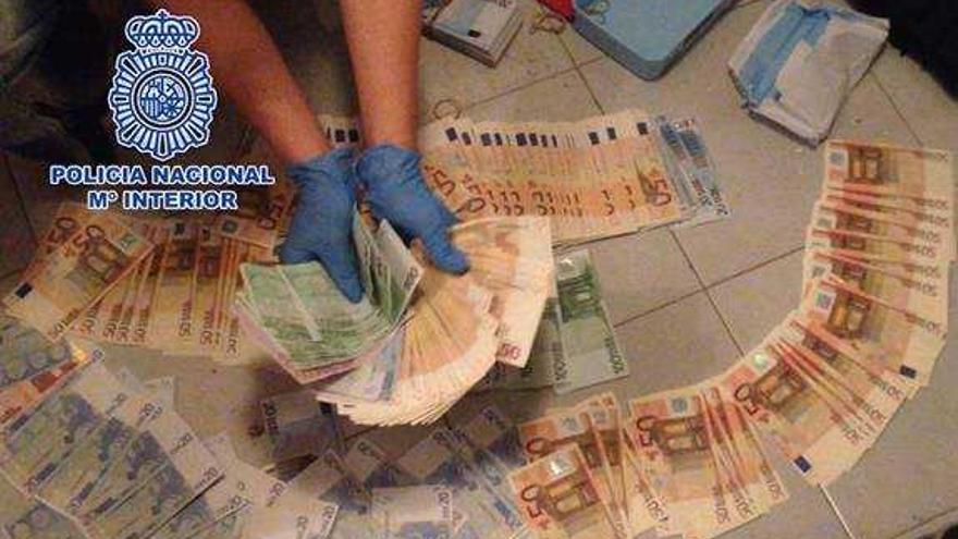 Los billetes falsos incautados por la Policía.