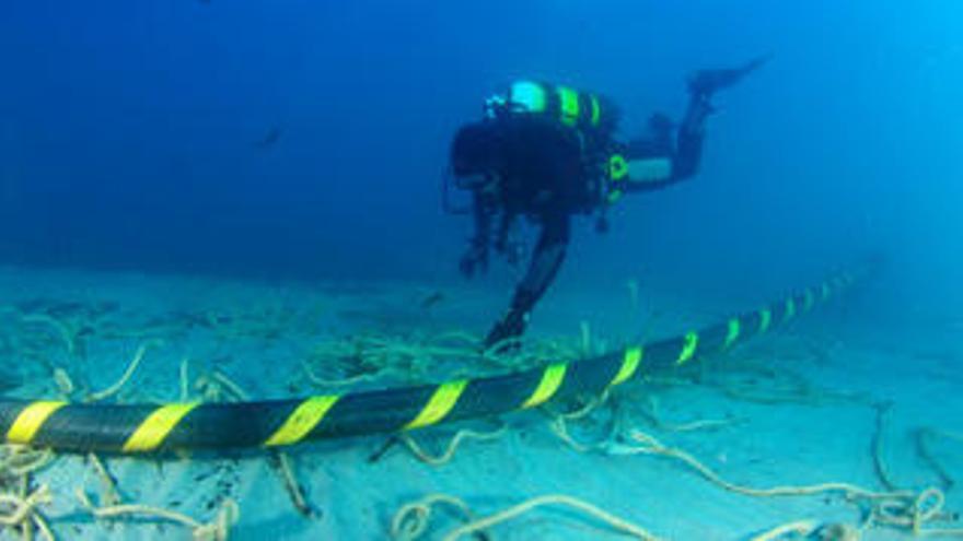 El trabajo de los submarinistas en la instalación del enlace con la Península