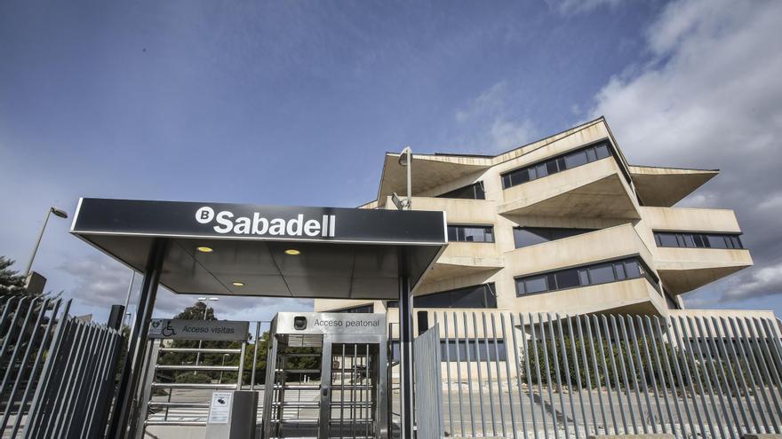 El Sabadell adjudica la atención telefónica a particulares a Emergia y le traspasa parte de la plantilla de Fonomed