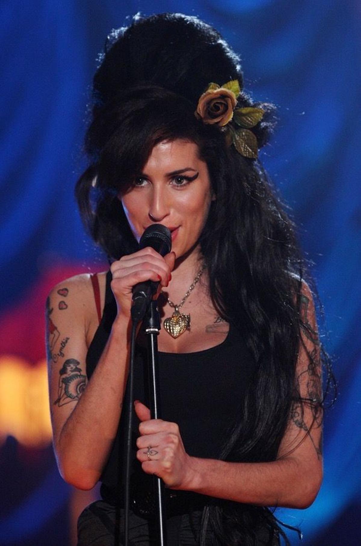 Amy Winehouse, detalle en un concierto