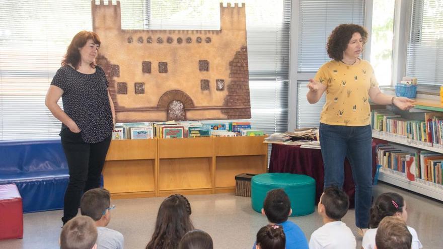 Las dos animadoras, en la biblioteca.