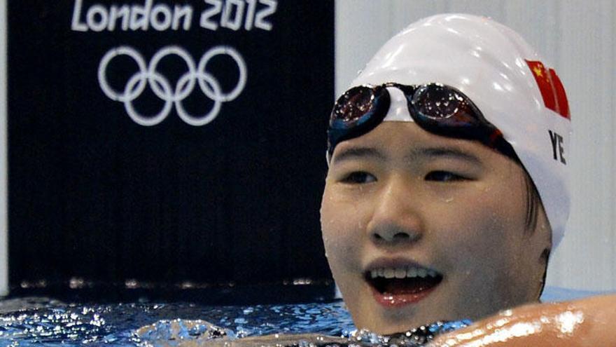 Ye, sonriente en la piscina.