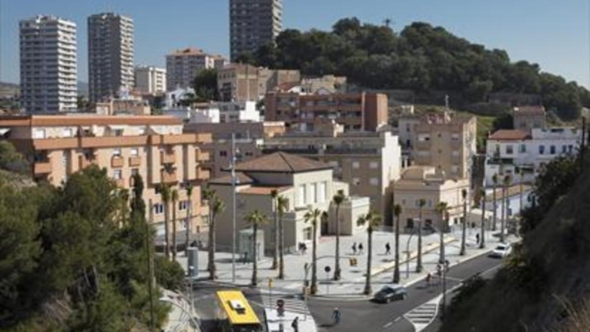 Montgat. La plaza del ayuntamiento tiene un parking subterráneo con dos accesos