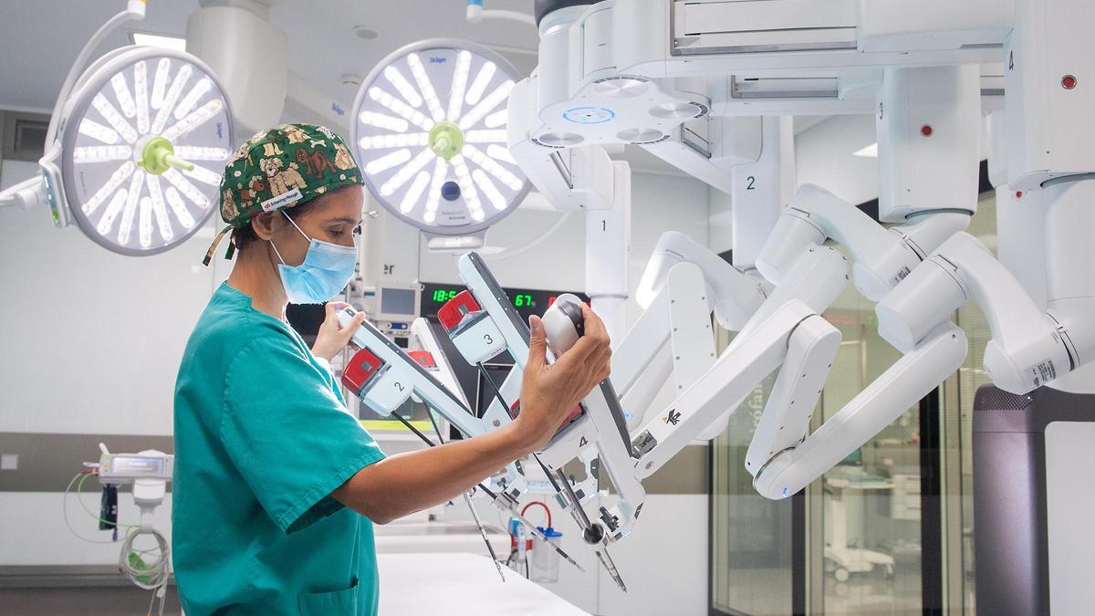 Dra. Marta de la Cruz, Coordinadora de la Unidad de Cirugía Robótica de Clínica Rotger y Hospital Quirónsalud Palmaplanas.