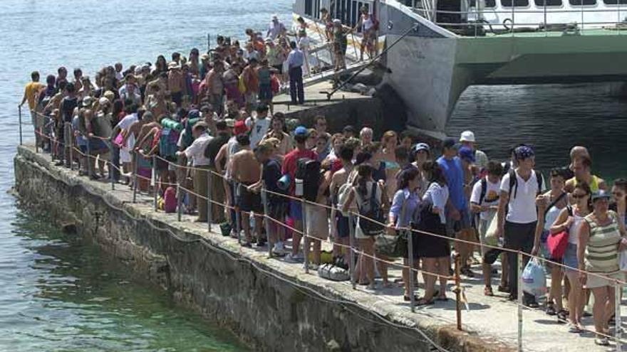 El muelle ha tenido que ser apuntalado de forma parcial ante el riesgo de desplome.