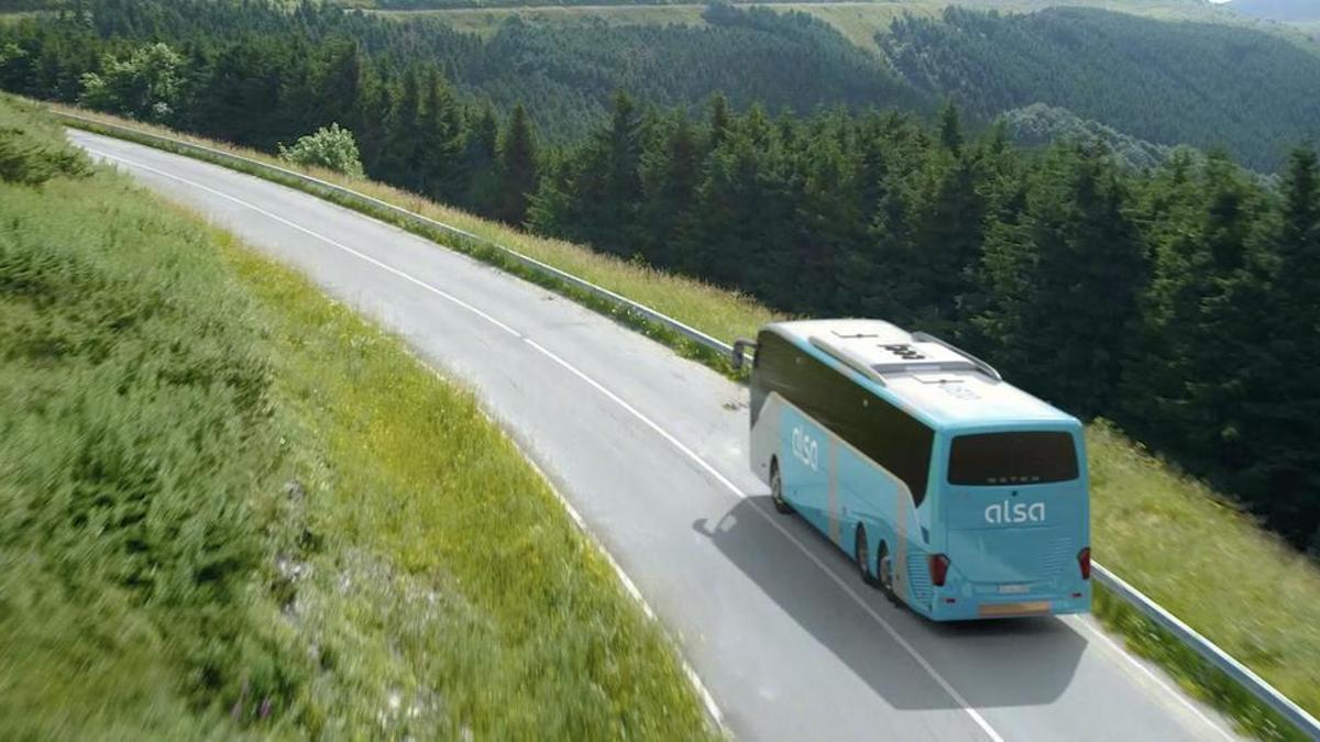 Un autobús de Alsa circulando por Asturias.