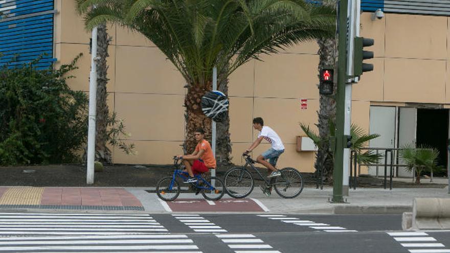 Dos ciclistas pasan por el carril bici que une el centro comercial El Muelle con Santa Catalina.