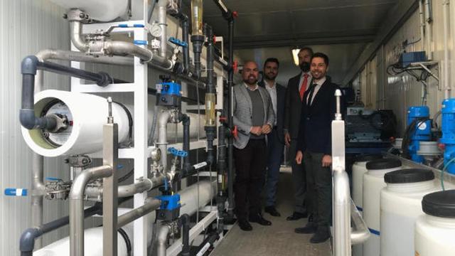 Marco González, Víctor Monsalvo, Emilio Fernández y Javier Rodríguez, ayer en la planta diseñada por Aqualia para acabar con el exceso de nitratos.