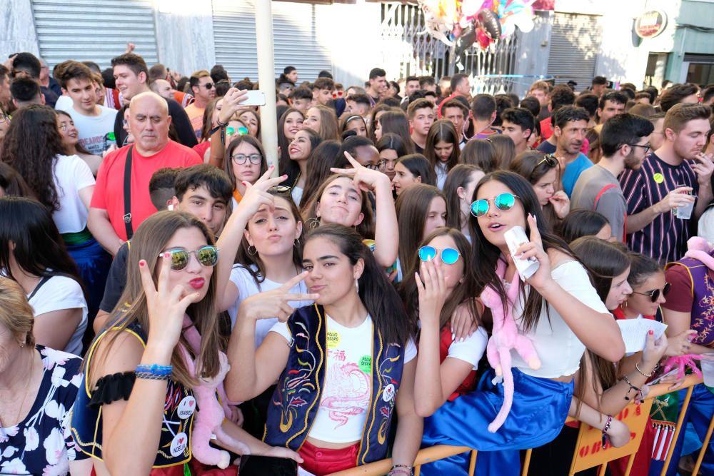 Millones de papelitos sobrevolaron a los miles de eldenses que se apiñaron cerca del castillo de Embajadas para escuchar y cantar el pasodoble Idella, que marca el comienzo de las fiestas