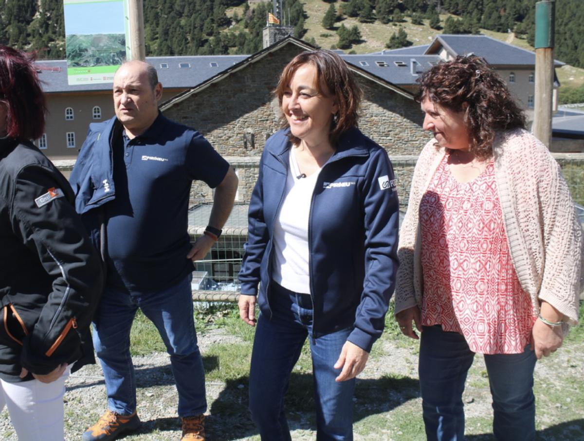 La consellera Paneque acompanyada de l'alcaldessa de Queralbs, Imma Constans, i el del president de Ferrocarrils de la Generalitat de Catalunya (FGC), Carles Ruiz
