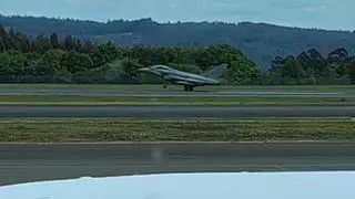 Cuatro Eurofighters sobrevuelan Santiago y realizan maniobras en el Aeródromo Militar de Lavacolla