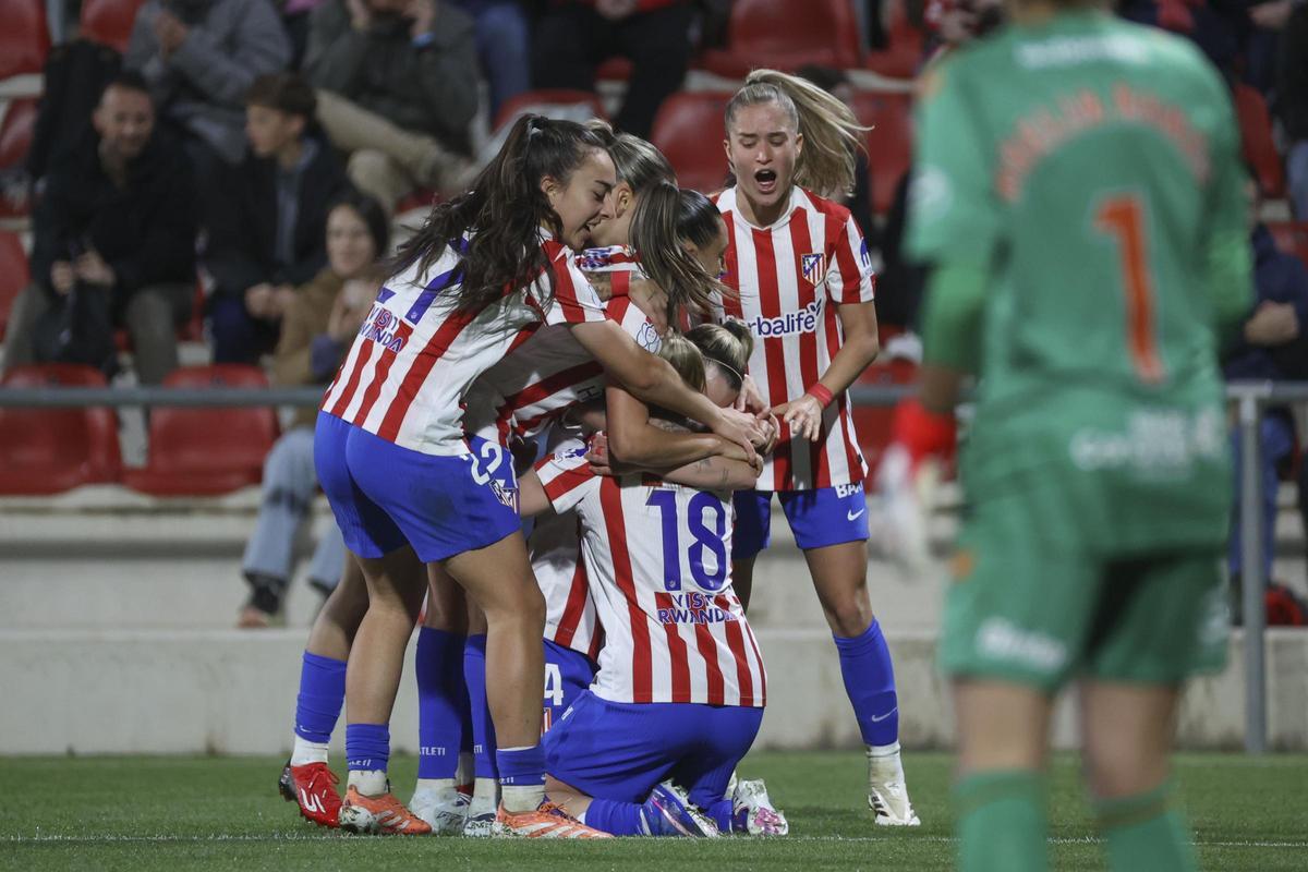 Las futbolistas del Atlético de Madrid celebran el único tanto del partido.