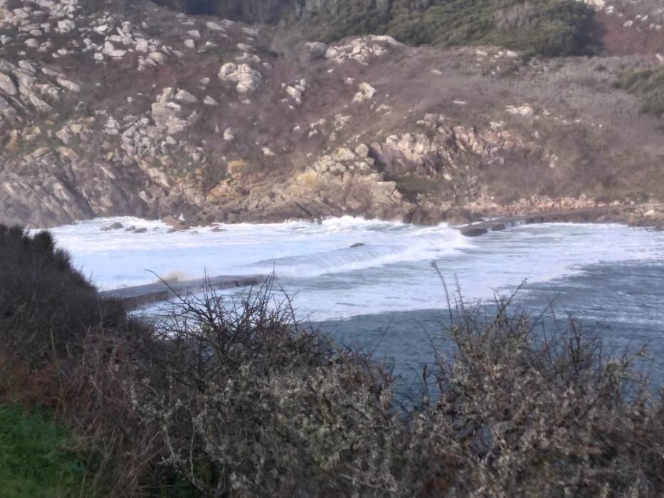 El mar se "come" el dique que separa el Lago dos Nenos y la Playa de Cíes