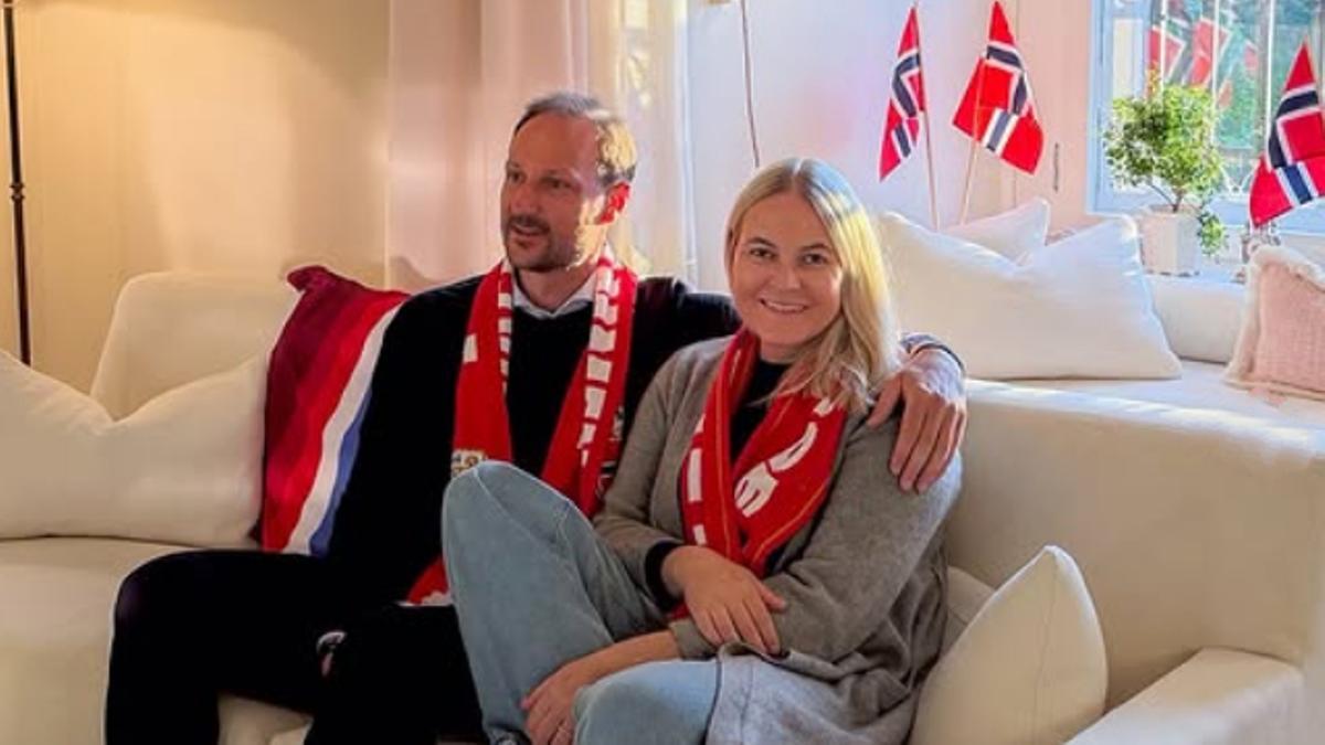Mette-Marit y Haakon de Noruega siguieron desde el Palacio la histórica victoria de su selección ante Brasil.