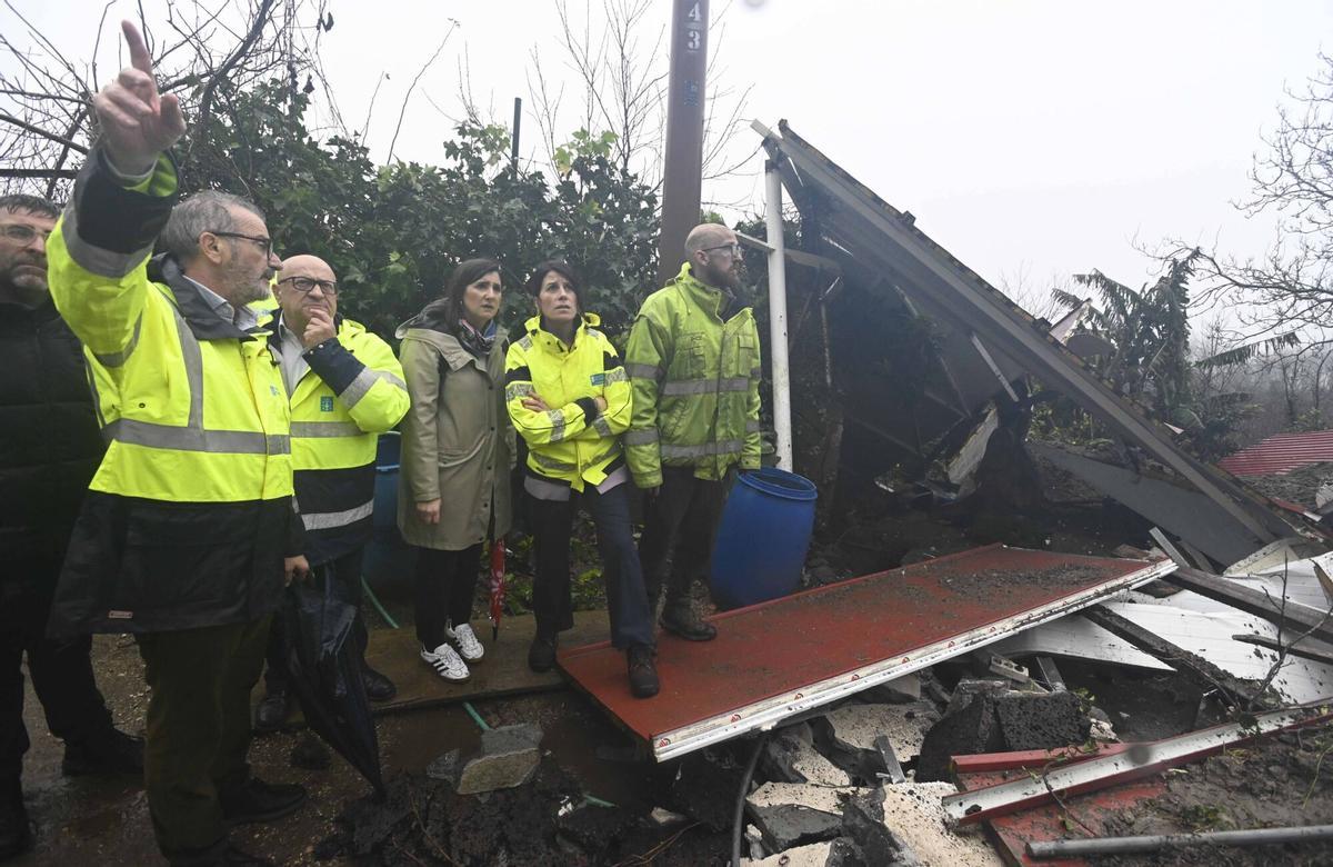 Un desprendimiento en la Autovía do Morrazo sepulta una vivienda en Moaña y deja un vecino herido