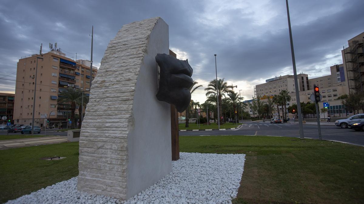 El monumento covid está instalado en la Gran Vía, en el cruce con Maestro Alonso, desde hace dos semanas