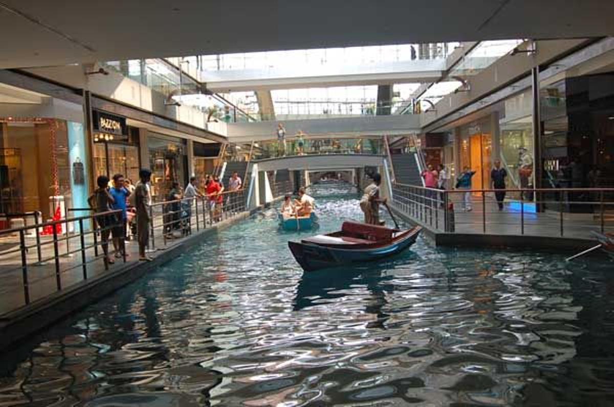 Los gondoleros' pasean a los visitantes por los canales del centro comercial.