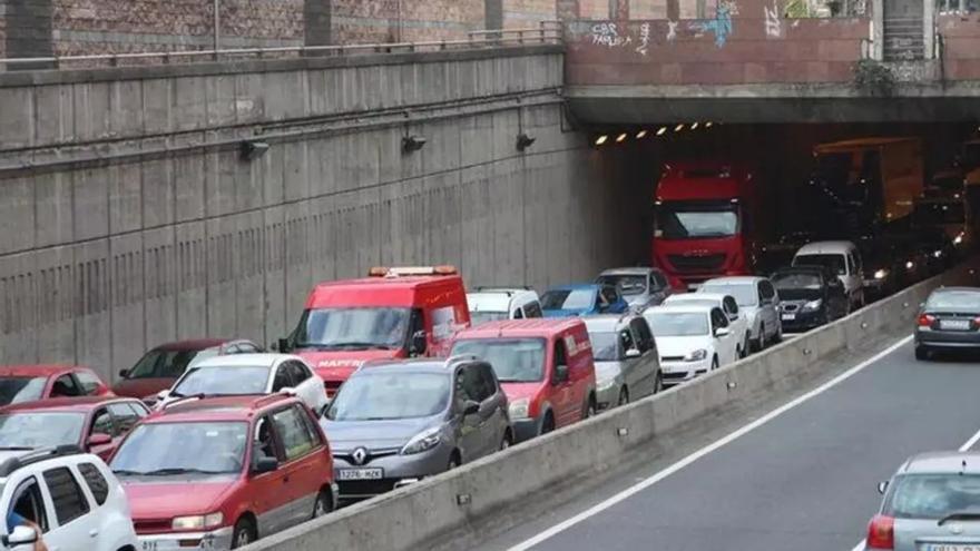 Un accidente en el Julio Luengo provoca importantes retenciones