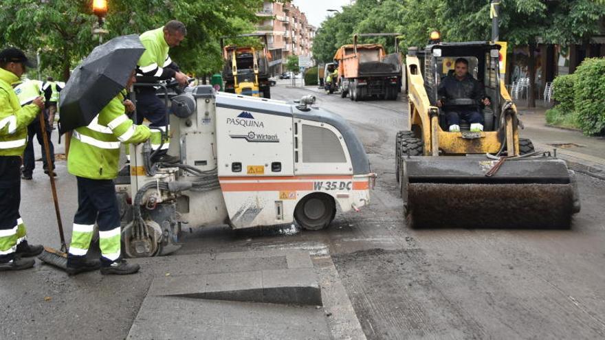 Asfaltat del passeig de la Pau durant la primera fase