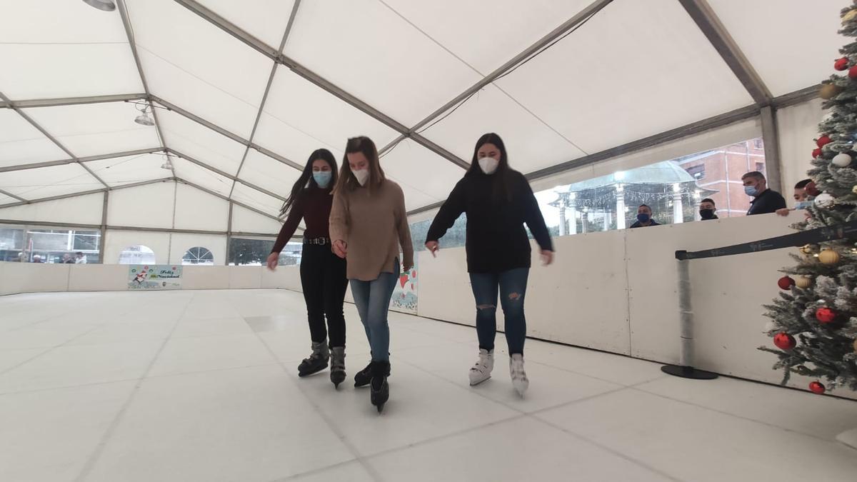 Por la izquierda, Silvia Díaz, Laura García y Ángela González, primeras patinadoras sobre hielo en Aller. | A. Velasco