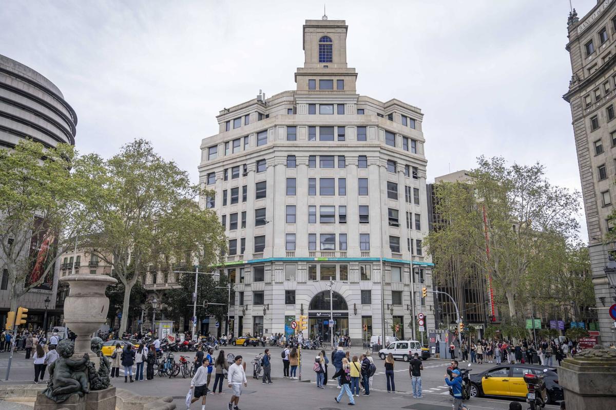 Barcelona 14/04/25 Barcelona. Foto del edificio en la calle Fontanella, número 2. Finca anexa al edificio histórico de Telefónica en Plaza Cataluña. Hacer fotos de ambos edificios juntos y del de Fontanella 2 por separado. AUTOR: MANU MITRU
