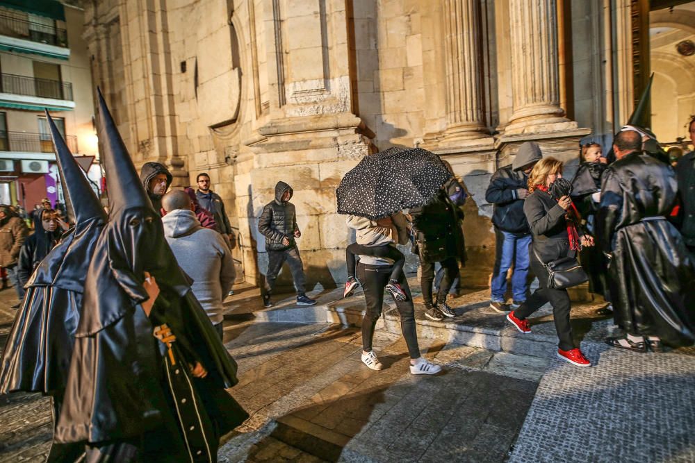 La lluvia desluce la procesión de la Hermandad de Nuestra Señora de las Angustias y el Santísimo Cristo de los Agobiados