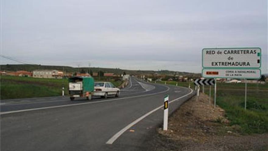 Casi 700 vecinos, en contra del trazado de la autovía en Coria