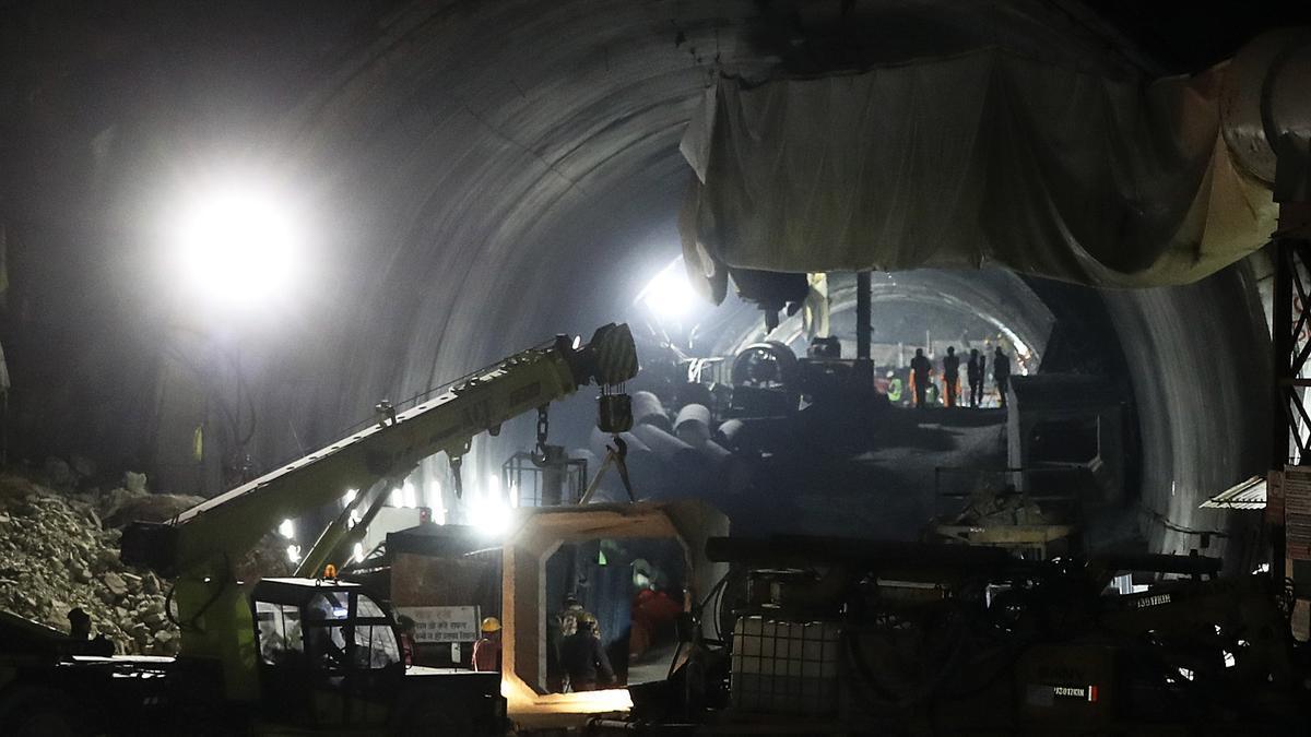 Rescatistas completan la vía de escape para los 41 obreros atrapados en un túnel en India.