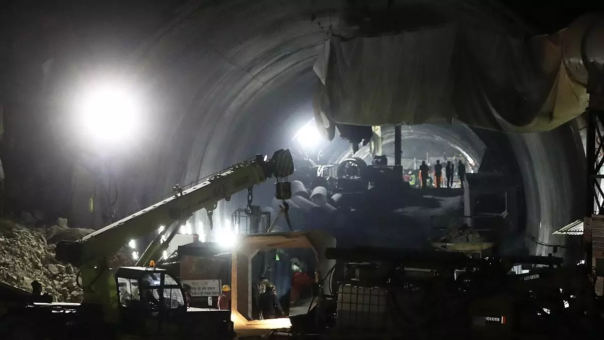Rescatan con éxito a los 41 trabajadores de un túnel en India