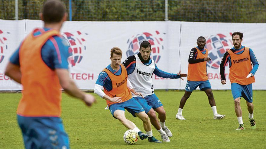 Susaeta, con el balón, presionado por Josete, ante la mirada de Omgba, al fondo, y Míchel.