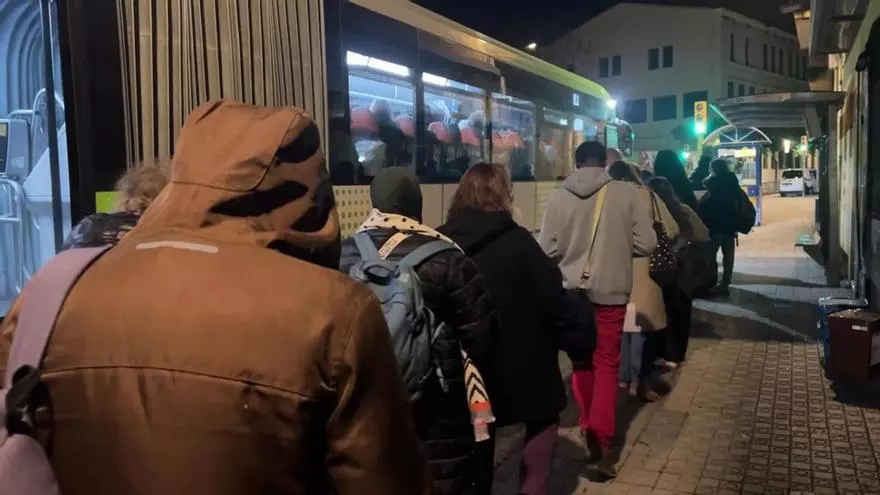 Largas colas en Mataró para coger un autobús en dirección a Barcelona
