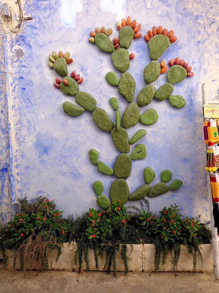 Pasear por borgo Parrini es como hacerlo por un museo de Gaudí al aire libre.