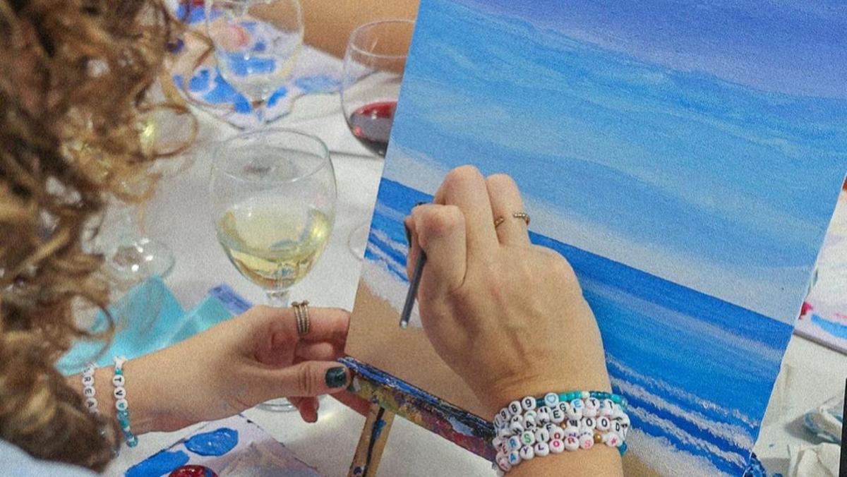 Cuadro inspirado en '1989 (Taylor's Version) en un evento 'swiftie'.