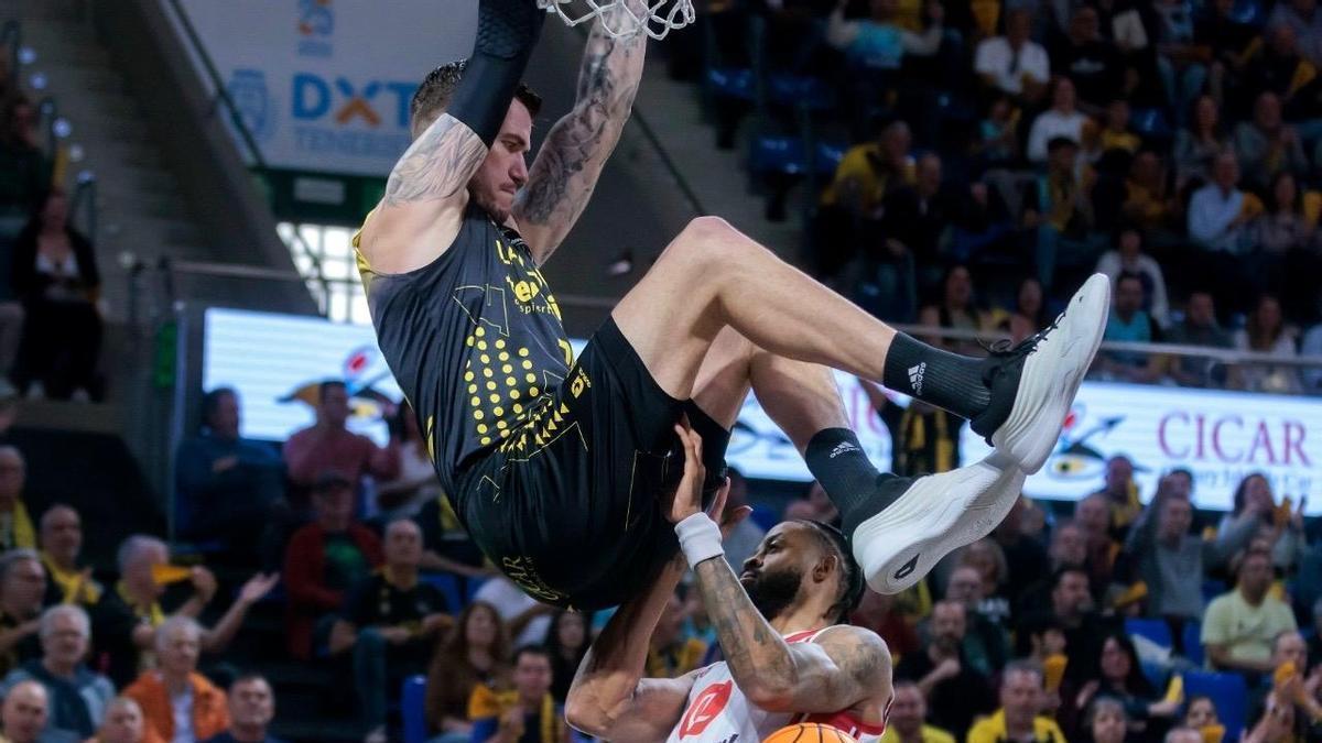 Guerra se cuelga del aro y pasa por encima de Stephens