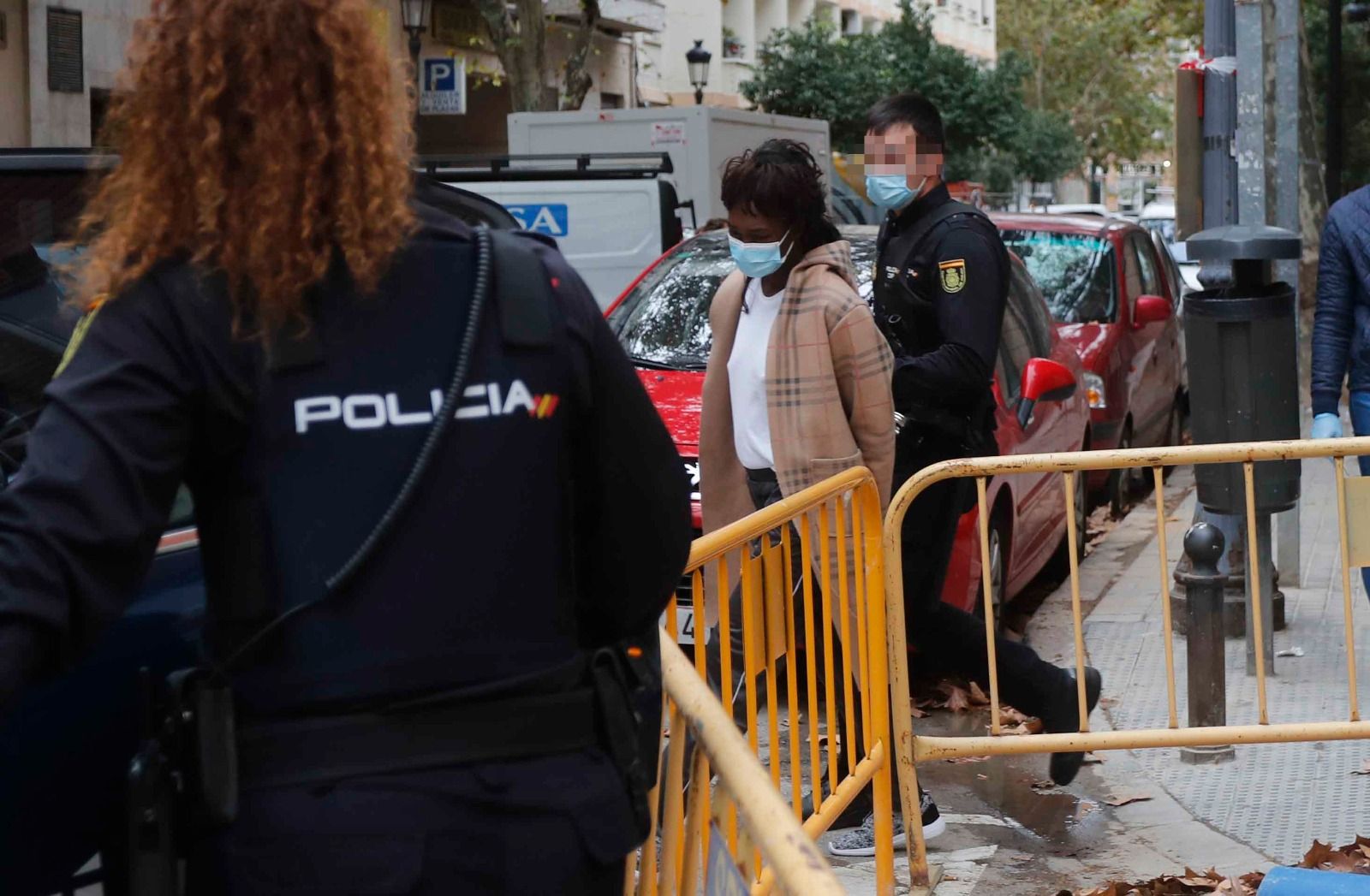 Un hombre en muerte cerebral tras caer de un quinto piso y su novia detenida