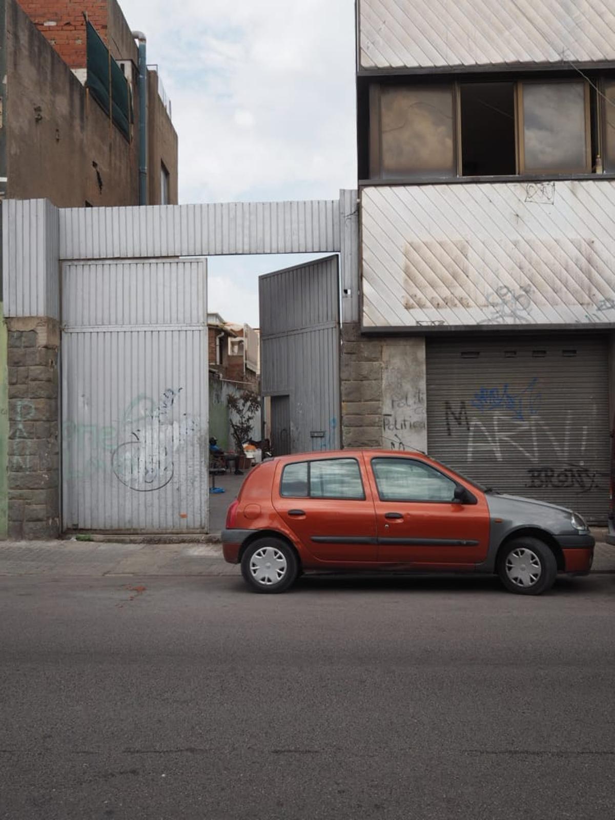 La puerta de acceso a la nave industrial de Badalona que se ha incendiado.